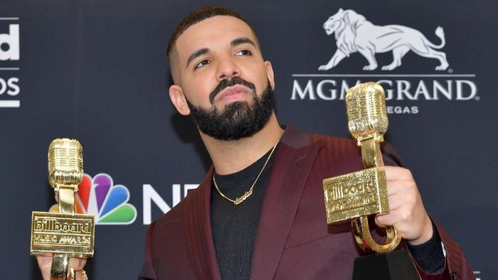 LAS VEGAS, NEVADA - MAY 01: Drake poses with the awards for Top Artist, Top Male Artist, Top Billboard 200 Album for â€œScorpionâ€, Top Billboard 200 Artist, Top Hot 100 Artist, Top Streaming Songs Artist, Top Song Sales Artist, Top Rap Artist, Top Rap Male Artist in the press room during the 2019 Billboard Music Awards at MGM Grand Garden Arena on May 01, 2019 in Las Vegas, Nevada. (Photo by Amy Sussman/Getty Images for dcp)