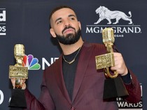 Rumah Mewah Rp 1,6 T Kebanjiran, Drake Santai Jalan di Genangan Air Keruh