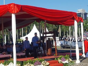 Anies Pimpin Upacara Peringatan Hari Pendidikan Nasional di Monas