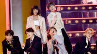 BTS juga membawakan single terbarunya bersama Halsey yakni Boy With Luv. Kevin Winter/Getty Images for dcp
