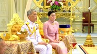 Selain Selir Kerajaan, Thailand juga memiliki seorang Ratu yang bernama Ratu Suthida Vajiralongkorn na Ayudhya. Ratu Suthida dinikahi Raja Vajiralongkorn beberapa hari sebelum penobatan. Ratu Suthida diketahui merupakan mantan pramugari dan pernah bertugas sebagai Wakil Komandan pada unit pengawal kerajaan. Foto: Thailands Royal Office/AFP/Getty Images via CNN