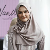 Hadir pula Cut Meyriska sebagai muse di panggung trunk show Vanilla Hijab. Belum lama berhijab, Cut Meyriska lihai memadupadankan busana dan hijabnya. Foto: Muhammad Abduh/Wolipop