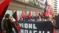 Begini aksi anarcho syndicalism di Italia pada 2014. International Workers Association (IWA) selama ini mengusung bendera merah-hitam  (Situs iwa-ait.org)