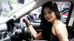 Senyum Menggoda Sang Dara di Mazda Merah