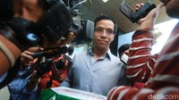 Berbagai pertanyaan wartawan yang dilontarkan tak ia hiraukan. Ia langsung ngacir pergi meninggalkan kerumunan wartawan tanpa sepatah kata pun. 