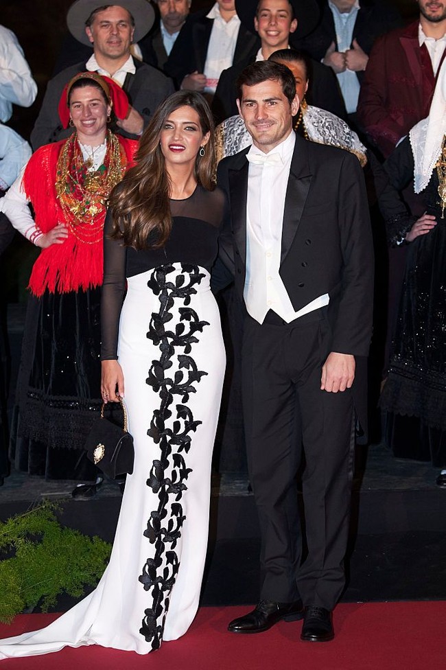 Sara Carbonero setia mendampingi Iker Casillas yang terkena serangan jantung saat sesi latihan tim di PortoGaia Sports Formation, Rabu (1/5/2019) waktu setempat. Melalui unggahannya di Instagram Sara pun memperlihatkan foto dirinya saat menemani Casillas di rumah sakit. Sara yang merupakan istri dari sang pesepakbola itu menyampaikan kondisi suaminya sudah membaik. Foto: Dok. Getty Images, Instagram