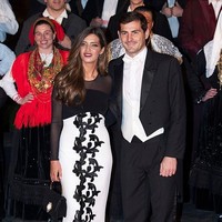 Sara Carbonero setia mendampingi Iker Casillas yang terkena serangan jantung saat sesi latihan tim di PortoGaia Sports Formation, Rabu (1/5/2019) waktu setempat. Melalui unggahannya di Instagram Sara pun memperlihatkan foto dirinya saat menemani Casillas di rumah sakit. Sara yang merupakan istri dari sang pesepakbola itu menyampaikan kondisi suaminya sudah membaik. Foto: Dok. Getty Images, Instagram