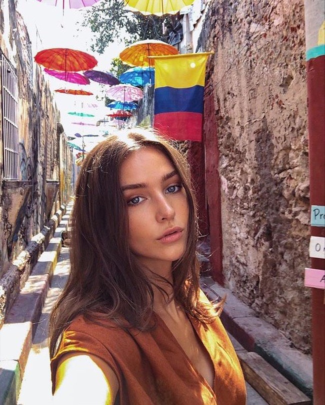 Rachel mungkin tidak sepopuler Gigi Hadid atau Kendall Jenner. Tapi, dia mengambil banyak hati orang-orang dengan wajah dan sosoknya yang cantik. Foto: Instagram @rachelc00k