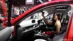 Senyum Menggoda Sang Dara di Mazda Merah