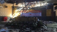 Api sempat merembet ke bagian gedung lain. Tapi api berhasil dipadamkan pukul 13.45 WIB. (Foto: Dok. Humas Polda Lampung)