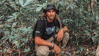 Denny Sumargo dan Vincent Verhaag menemukan bekas cakar hewan yang diduga macan dahan. Mereka juga menemukan kotoran orangutan selama perjalanan. (MTMA)