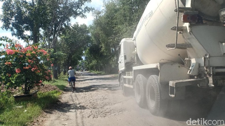 300 KM Jalan Rusak Akibat Proyek Tol, Warga Nganjuk Ancam Blokir Trans Jawa 300 KM Jalan Rusak Akibat Proyek Tol, Warga Nganjuk Ancam Blokir Trans Jawa