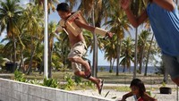 Anak-anak kecil di sana yang bermain dengan riang gembira di pulau terpencil di dunia (Andrew Evans/BBC Travel)
