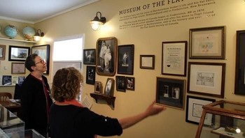 Di Kanada, ternyata juga ada Museum of the Flat Earth yang menyimpan koleksi mengenai teori konspirasi tersebut. Foto: (Museum of the Flat Earth/Facebook)