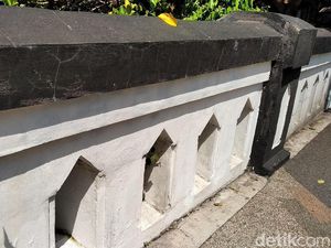 Siapa Kelompok Berbaju Hitam-hitam Coret-coret Jembatan di Malang?