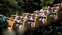 Anak-anak tersebut nampak antusias dan bersenang-senang saat menjajal roller coaster yang berada di taman hiburan Everland di Yongin, Korea Selatan.