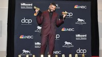 Drake berhasil mendapatkan 17 piala di tahun ini dan menjadikan dirinya peraih piala Billboards Music Awards terbanyak yakni 27. Amy Sussman/Getty Images for dcp