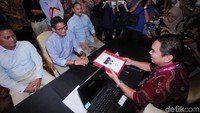 Sandi menyesalkan anggaran Rp 20 triliun lebih untuk sistem KPU tidak dapat menjadikan pemilu akuntabel dan transparan. Sandi kecewa karena pihaknya harus melaporkan dana kampanye secara manual.
