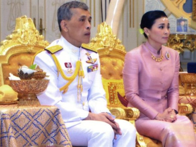 Beberapa tahun ke belakang ini, hubungan keduanya sudah menjadi rahasia umum di Thailand, bahkan sudah disebut sebagai istri sang raja sejak 2017 silam.  Foto: dok. Instagram @thairoyalfamily