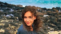 Dari postingannya di Instagram, Rachel Cook sepertinya sangat suka ke pantai (rachelc00k/Instagram)