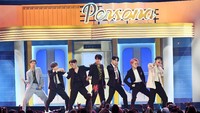 Selain itu BTS juga tampil di atas panggung BMAs 2019 untuk ketiga kalinya. Kevin Winter/Getty Images for dcp