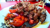 Sate kambing, kulit dan ayam enak di sini bisa dicoba. Sate Madura Blok S milik H. Husain Ridhoi ini enak disantap dengan nasi dan lontong. Foto: iStock