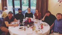 Karen Gillan apik memerankan sosok Nebula. Karen beberapa kali mengunggah momen saat bersama keluarganya. Salah satunya ini. Foto: Instagram karengillanofficial  