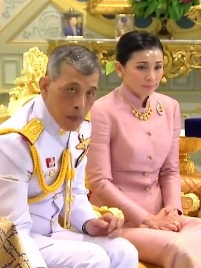 Raja Thailand Maha Vajiralongkorn resmi menikahi wanita bernama Suthida Vajiralongkorn Na Ayutthaya . Seremoni pernikahan mereka dilaksanakan pada Rabu (1/5/2019), tiga hari sebelum penobatannya menjadi raja. Seperti apa sosok Suthida yang merupakan istri dari pernikahan keempat sang raja?  Foto: Thai TV Pool / AFP