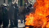 Petugas keamanan bersiaga di sekitar area tempat massa melakukan aksi May Day memperingati Hari Buruh Internasional yang jatuh pada tanggal 1 Mei di Paris, Prancis.