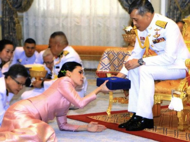 Meski begitu, pihak kerajaan Thailand tidak pernah secara resmi mengakui hubungan tersebut. Jelang penobatan Maha menjadi raja, pria 66 tahun itu baru meresmikan pernikahannya dengan Suthida.  Foto: dok. Instagram @thairoyalfamily