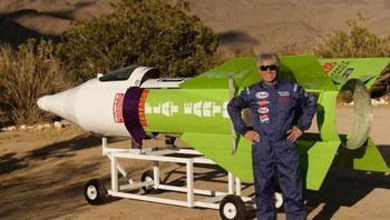 Kalau pria paruh baya bernama Mike Hughes ini memilih menerbangkan dirinya di dalam roket buatannya sendiri untuk membuktikan jika Bumi itu datar. Sayang, ia masih gagal melakukannya di mana tahun silam, roket itu tidak bisa melayang jauh ke angkasa dan jatuh ke Bumi. Beruntung dia selamat. Foto: Internet