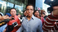 Rheza melangkah keluar dari lobi KPK siang tadi. Berbagai pertanyaan wartawan yang dilontarkan tak ia hiraukan.