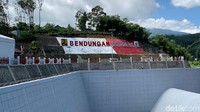 Jokowi mengatakan Bendungan Gondang merupakan hadiah untuk warga Karanganyar. Hal ini dia katakan menanggapi pernyataan Bupati Karanganyar Juliatmono yang meminta hadiah kepada Jokowi karena perolehan suara Jokowi di Kabupaten Karanganyar untuk Pilpres 2019 mencapai hingga 80 persen.