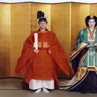 Setelah saling kenal dan bertunangan, Masako meninggalkan kementerian dan menikah pada Juni 1993. Sebelumnya Masako sempat beberapa kali menolak dinikahi Naruhito karena ingin berkarier sebagai diplomat. Namun ia sempat dijanjikan akan tetap bisa bekerja meski jadi putri mahkota. Sayangnya, hal tersebut tidak terjadi yang sempat membuat Masako yang juga dikarenakan tuntutan untuk melahirkan anak lelaki. Foto: Getty Images