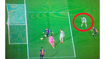 Van Dijk seperti pelajar yang baik, memperhatikan betul kala Messi mencetak gol. Foto: istimewa