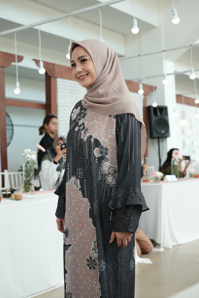 Selain Wearing Klamby, koleksi Lebaran yang ditunggu dan laris manis datang dari Vanilla Hijab. Koleksi bertajuk ‘Kisah’ itu juga kembali menawarkan koleksi motif printing dengan nuansa ungu muda. Vanilla juga menyematkan detail swarovski untuk menambah kemewahan koleksi itu. Foto: Silmia Putri/Wolipop