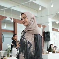 Selain Wearing Klamby, koleksi Lebaran yang ditunggu dan laris manis datang dari Vanilla Hijab. Koleksi bertajuk ‘Kisah’ itu juga kembali menawarkan koleksi motif printing dengan nuansa ungu muda. Vanilla juga menyematkan detail swarovski untuk menambah kemewahan koleksi itu. Foto: Silmia Putri/Wolipop
