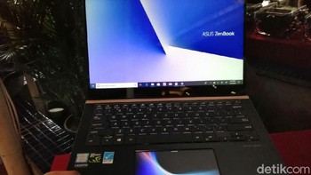 Ia masuk dalam kategori ultrabook yang tergolong ringan dan tipis, dengan bobot 1,6kg dan tebal 0,7 inch. (Foto: detikINET/Muhamad Imron Rosyadi)