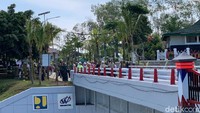Bendungan ini juga menjadi sumber air baku 200 liter/detik untuk Kabupaten Karanganyar, konservasi air, pengendali banjir dan destinasi wisata. Pembangunan dilakukan sejak tahun 2014 dengan anggaran Rp 657 miliar dengan kontraktor PT Waskita Karya.
