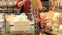 Berbeda dengan Zoe Saldana, Elizabeth Olsen sang pemeran Wanda justru kerap belanja bahan makanan sendiri. Di dalam troli belanjanya ini terlihat sebuah baguette. Foto: Jackson Lee/Splash News  