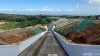 Bendungan Gondang yang dibangun oleh Balai Besar Wilayah Sungai Bengawan Solo, Ditjen Sumber Daya Air memiliki kapasitas tampung 9,15 juta meter kubik. 