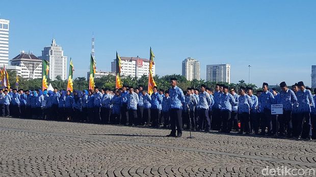 Anies Pimpin Upacara Peringatan Hari Pendidikan Nasional di Monas
