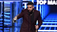 Drake pun sempat mendedikasikan kemenangannya kepada Arya Stark yang telah mengalahkan Night King di serial Game of Thrones. Kevin Winter/Getty Images for dcp