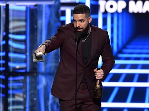 Aksi Nyeleneh Drake Pamer Ratusan Bra yang Dilempar Fans Saat Konser
