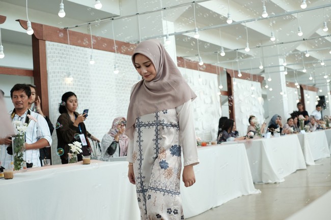 Pada penampilan keduanya, Nagita tampil cantik mengenakan dress bernuansa putih dan ungu. Ia kembali memakai hijab segi empat dengan gaya sederhana. Foto: Silmia Putri/Wolipop