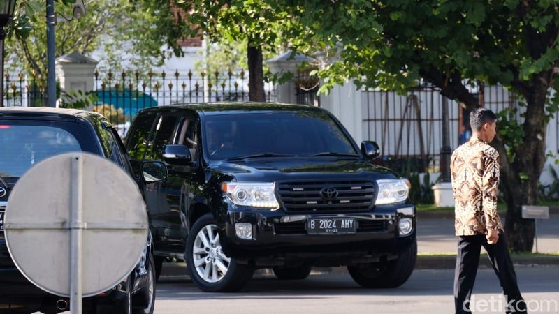 AHY tiba di Istana untuk menemui Presiden Jokowi dengan menumpangi mobil B 2024 (Andhika Prasetia/detikcom)