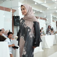 Pada penampilan pertamanya, Nagita Slavina memakai dress bernuansa keunguan yang lembut. Kehadiran Nagita di panggung Annual Show Vanilla Hijab disambut meriah oleh para tamu yang hadir. Foto: Silmia Putri/Wolipop