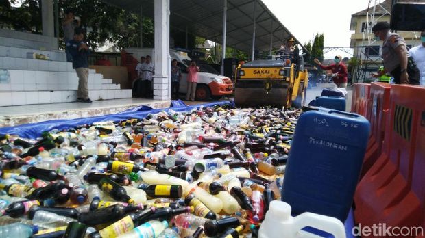 Pemusnahan ribuan botol miras di lapangan Mapolrestabes Semarang. 