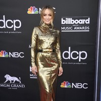 Bak golden girl, aktris Olivia Wilde berkilauan dengan shirt dress emas karya Ralph Lauren. Bintang serial Vinyl ini lalu menyempurnakan gayanya dengan heels senada Giuseppe Zanotti dan clutch dari Edie Parker. Foto: Getty Images