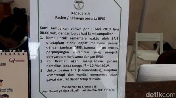 Pengumuman tentang hal itu terpasang di meja resepsionis.